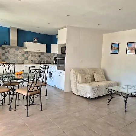 Appartement 2 Pieces Avec Terrasse Et Garage Proche Et Port