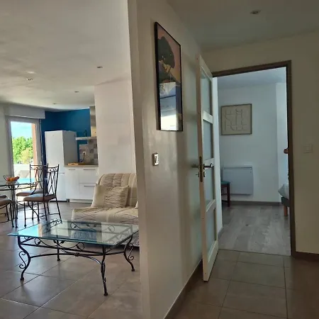 2 Pieces Avec Terrasse Et Garage Proche Et Port Fréjus